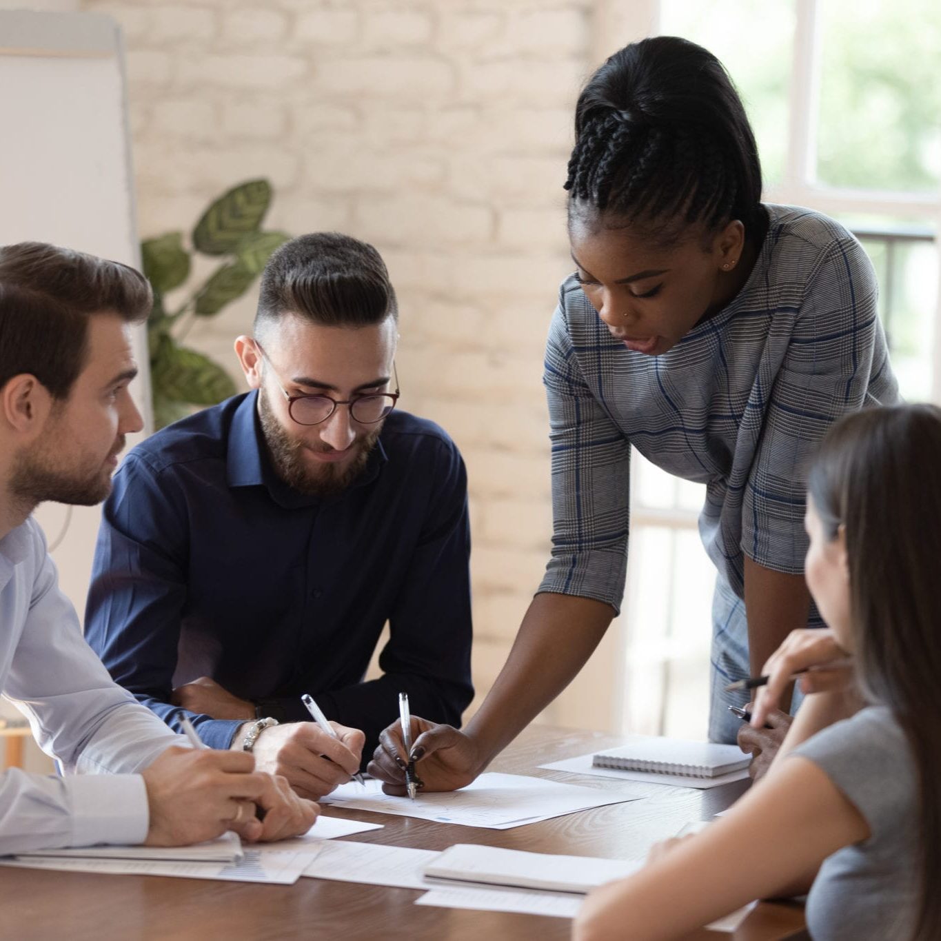 Serious,African,Woman,Supervisor,Boss,Teach,Diverse,Staff,Workers,Explain